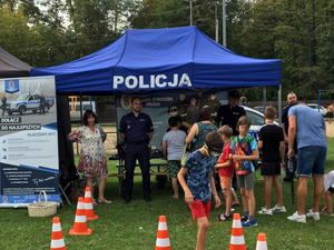 Stoisko promocyjne Policji, gdzie policjanci rozmawiali z uczestnikami pikniku o bezpieczeństwie