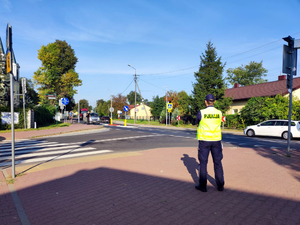 umundurowany policjant w pobliżu szkoły