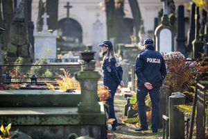 policjanci podczas patrolu na cmentarzu