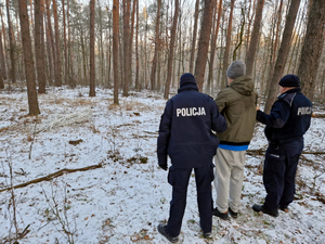 Policjanci z zatrzymanym mężczyzną w miejscu ujawnienia skradzionych kabli