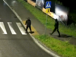 wizerunek dwóch osób ubranych na czarno od stóp do głów, z boku spodni na łydce białe wstawki (napis)