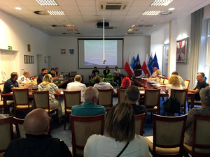Uczestnicy debaty w Starych Babicach w sali konferencyjnej Urzędu Gminy
