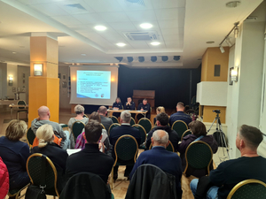 Uczestnicy debaty zgromadzeni na sali w Domu Kultury