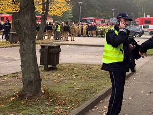 Policjant podczas akcji gaśniczej