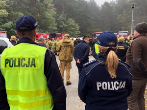 Policjanci podczas zbiórki razem ze strażakami