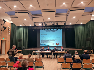 Uczestnicy debaty społecznej zebrani w sali widowiskowej Centrum Kultury Izabelin