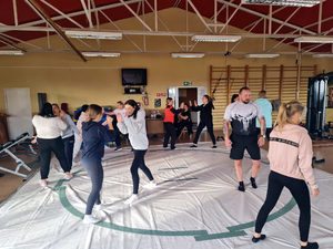 Policjantki i pracownice cywilne podczas zajęć z samoobrony