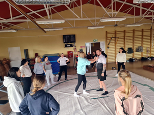 Policjantki i pracownice cywilne podczas zajęć z samoobrony