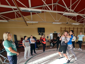 Policjantki i pracownice cywilne podczas zajęć z samoobrony