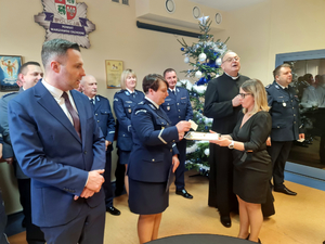 Uczestnicy spotkania wigilijnego zgromadzeni w sali odpraw komendy