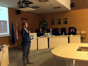 Prelegenci podczas wystąpienia na konferencji