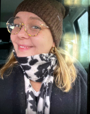 Zaginiona Joanna Kunicka. Rysopis zaginionej: wzrost 171 cm, średnia budowa ciała, waga około 90 kg, włosy w kolorze ciemny blond, oczy szaroniebieskie, nosi okulary.