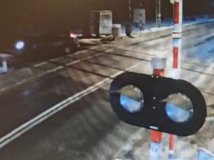 Samochód stojący na torowisku