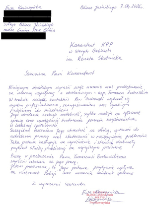 „Szanowna Pani Komendant
Niniejszym chciałabym wyrazić swoje uznanie oraz podziękowanie za wzorową współpracę z dzielnicowym – asp. Tomaszem Żochowskim. W trakcie naszych kontaktów Pan Żochowski wykazał się wysokim profesjonalizmem, zaangażowaniem oraz życzliwym podejściem do mieszkańców.
Jego działanie cechuje rzetelność, szybka reakcja na zgłaszane sprawy oraz umiejętność budowania poczucia bezpieczeństwa w lokalnej społeczności.
Szczególnie doceniam jego otwartość na dialog, gotowość do udzielania pomocy oraz skuteczność w rozwiązywaniu problemów. Taka postawa zasługuje na wyróżnienie i stanowi doskonały przykład służby publicznej na najwyższym poziomie. (…) Jestem przekonana, że Jego postawa pozytywnie wpływa na wizerunek Policji oraz wzmacnia zaufanie społeczne.”
To kolejne podziękowania dla dzielnicowego gminy Stare Babice aspiranta Tomasza Żochowskiego, jakie wpłynęły na ręce Komendanta Powiatowego Policji dla Powiatu Warszawskiego Zachodniego Pani inspektor Renaty Skotnickiej. W swoim liście Sołtys Blizne Jasińskiego Pani Ewa Kawczyńska wyraziła „swoje uznanie oraz podziękowanie za wzorową współpracę z dzielnicowym”.