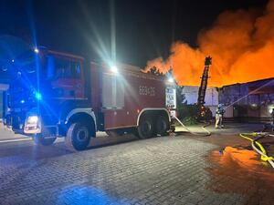 pożar hali produkcyjnej w Bramkach