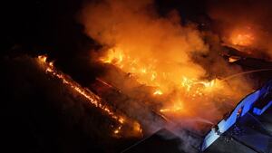 pożar hali produkcyjnej w Bramkach